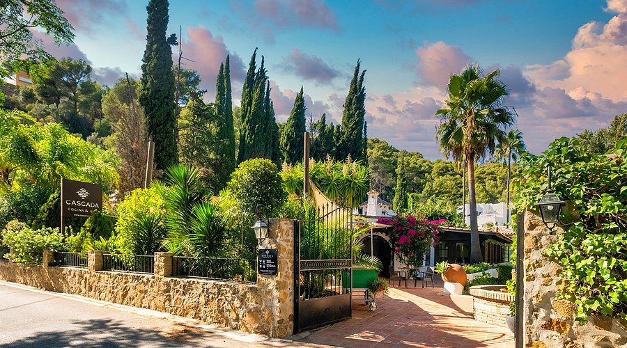 Hidden gem restaurant Cascada Cocina & Bar Marbella 2026 garden terrace local favourite